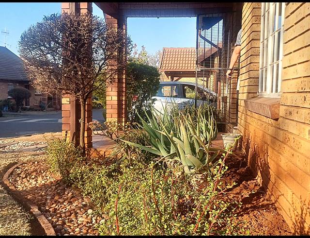 2 BEDROOM TOWNHOUSE FOR SALE IN CLUBVIEW